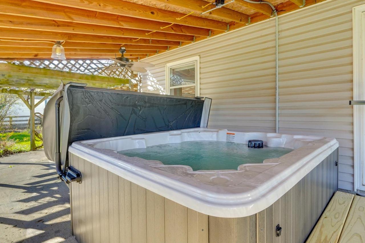 Hocking Hills Hideaway With Hot Tub And Fire Pit! Villa Logan Luaran gambar